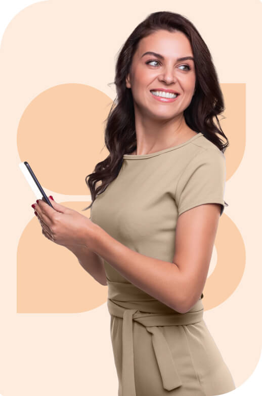 Mulher Segurando Celular com logo do Porto Belo Outlet Premium