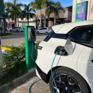 Porto Belo Outlet Premium oferece rede de abastecimento para carros elétricos no litoral de SC