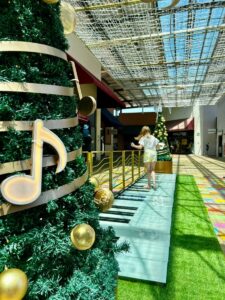 Piano gigante de Natal: decoração leva universo da música para o Porto Belo Outlet Premium